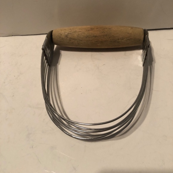 Vintage pastry dough cutters to cut lard into flour for that perfect pie. - Picture 8 of 9